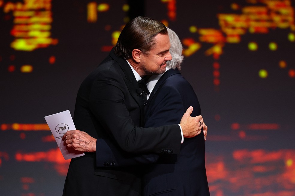 Leonardo DiCaprio entrega Palma de Ouro honorária a Robert De Niro no Festival de Cannes — Foto: REUTERS/Sarah Meyssonnier