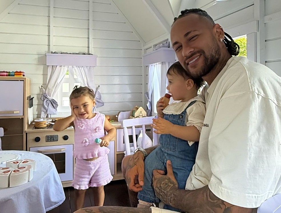 Neymar com as filhas Mavie e Helena — Foto: Reprodução/Instagram