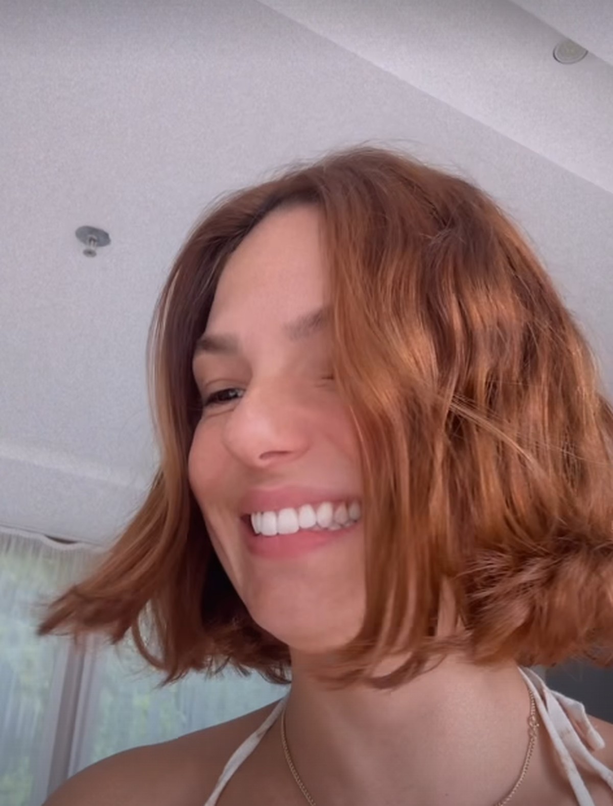 Isis Valverde prepara caça aos ovos de Páscoa para o filho, Rael