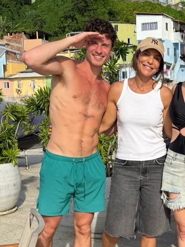 Shawn Mendes posa com Ivete Sangalo durante visita a Salvador