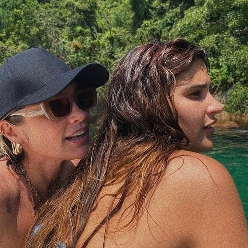 Giulia Costa com a mãe, a atriz Flávia Alessandra — Foto: Instagram