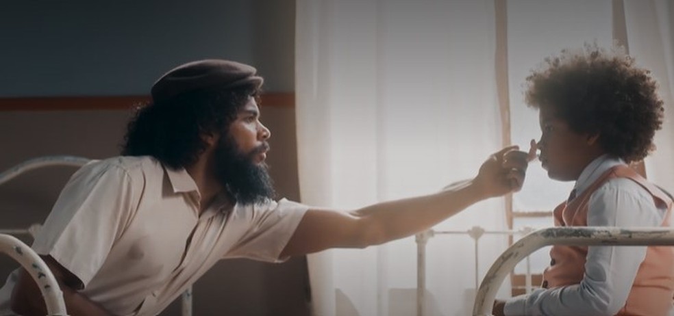Em Amor Perfeito, Marê e Orlando descobrem que Jesus salvou Marcelino no passado — Foto: Reprodução/TV Globo