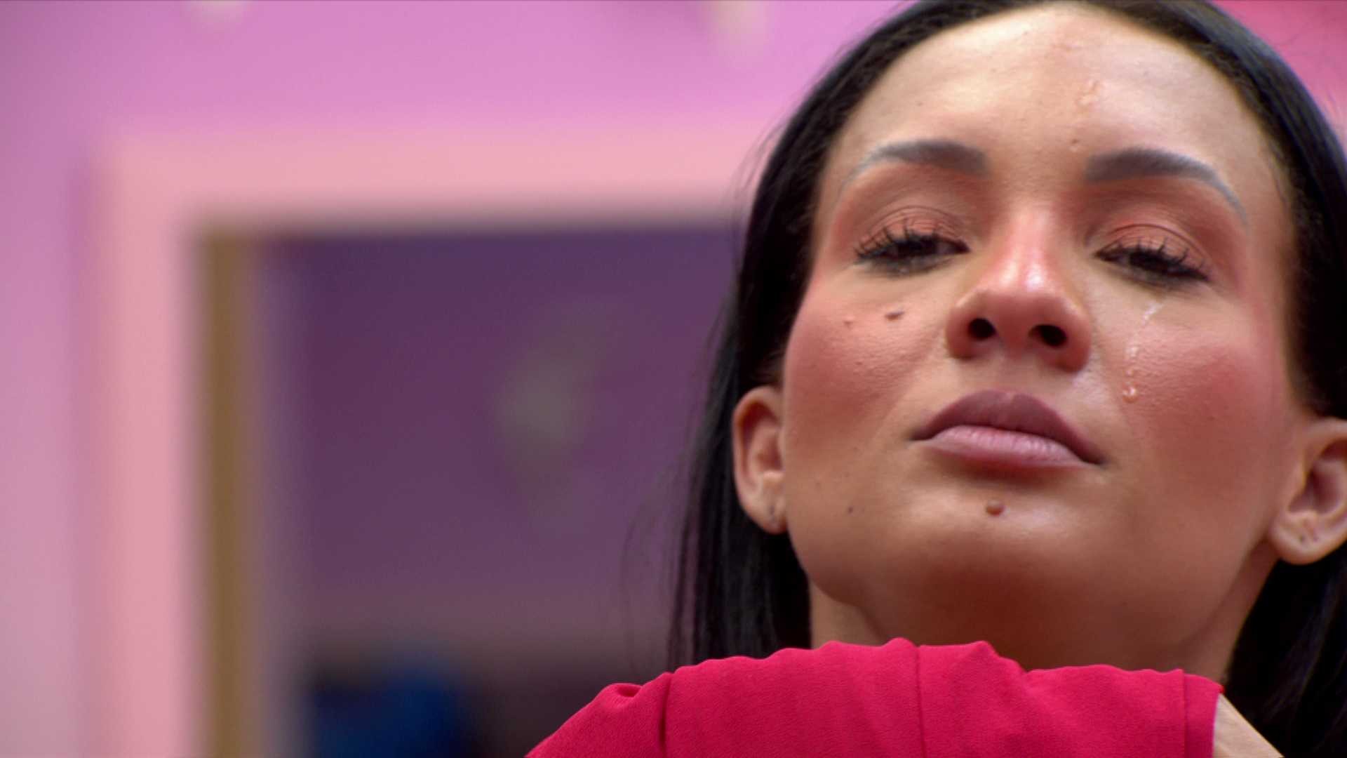 BBB 26: em dia de Paredão, Maxiane chora ao arrumar malas