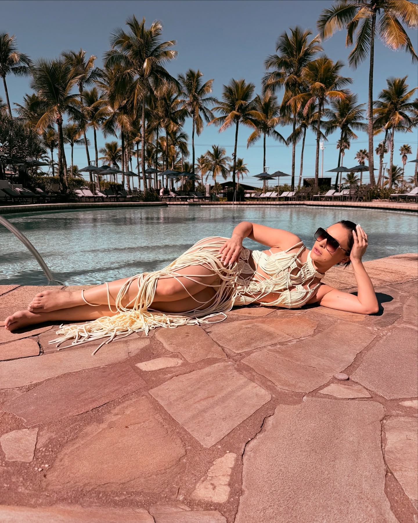 Carla Diaz posa à beira da piscina em momento relax: 'Renovar as energias'