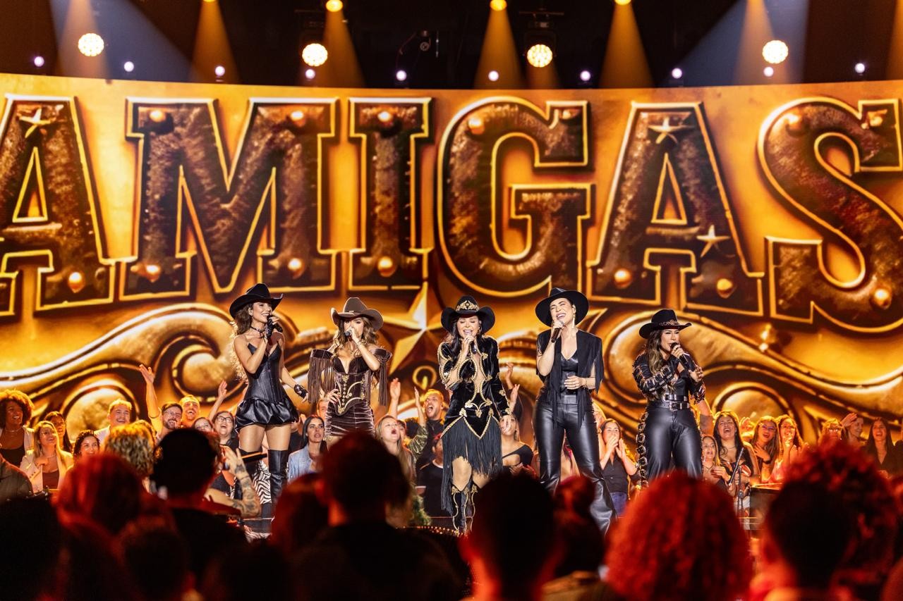 Artistas do sertanejo reunidos durante gravação do especial 'Amigas' em 2026