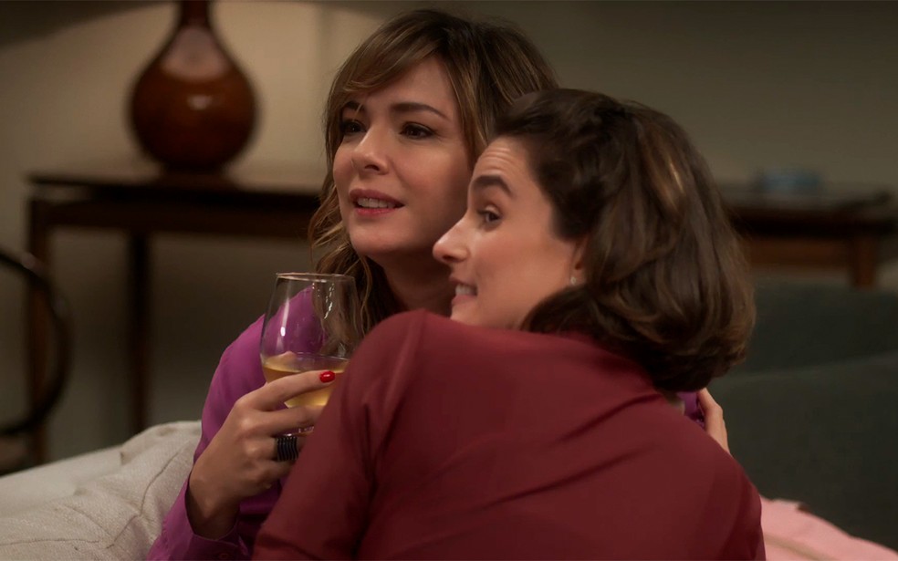 Clara e Helena são flagradas por Rafa em momento de intimidade em Vai na Fé — Foto: Globo