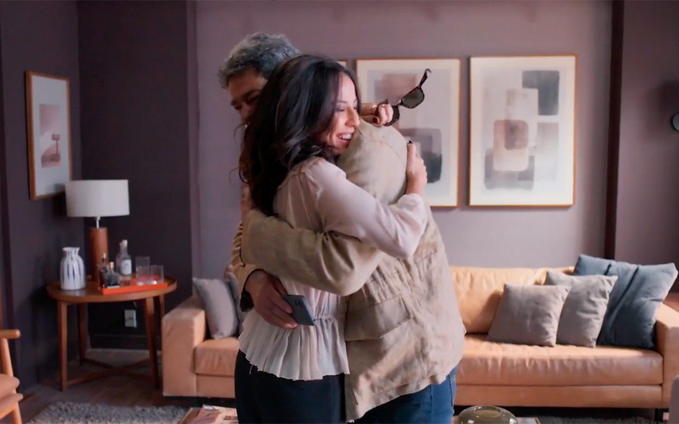 Rogério e Zenilda se aproximam em Três Graças — Foto: Globo