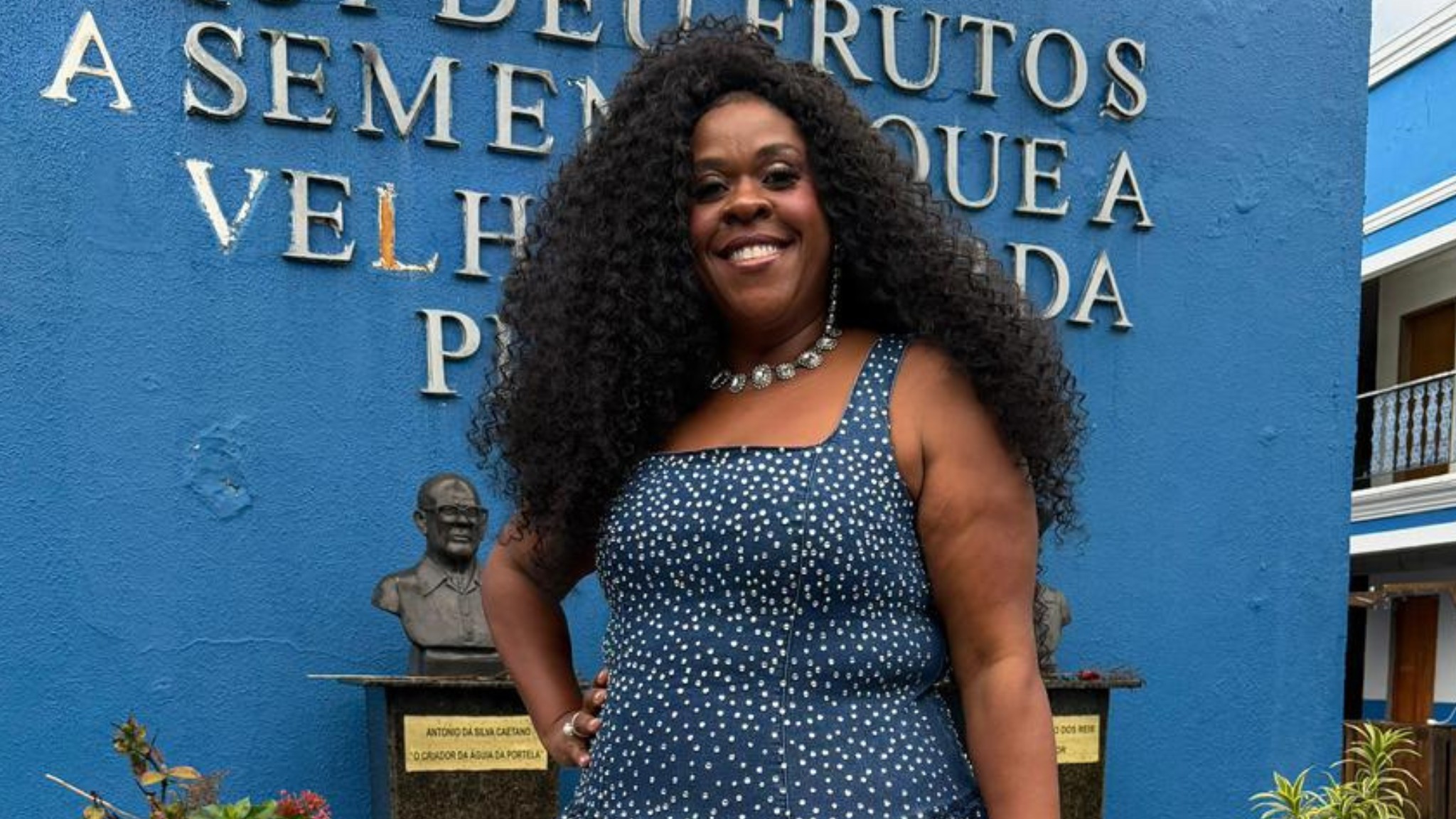 Cacau Protásio leva galochas para ensaio da Portela: 'Preparada para qualquer situação'