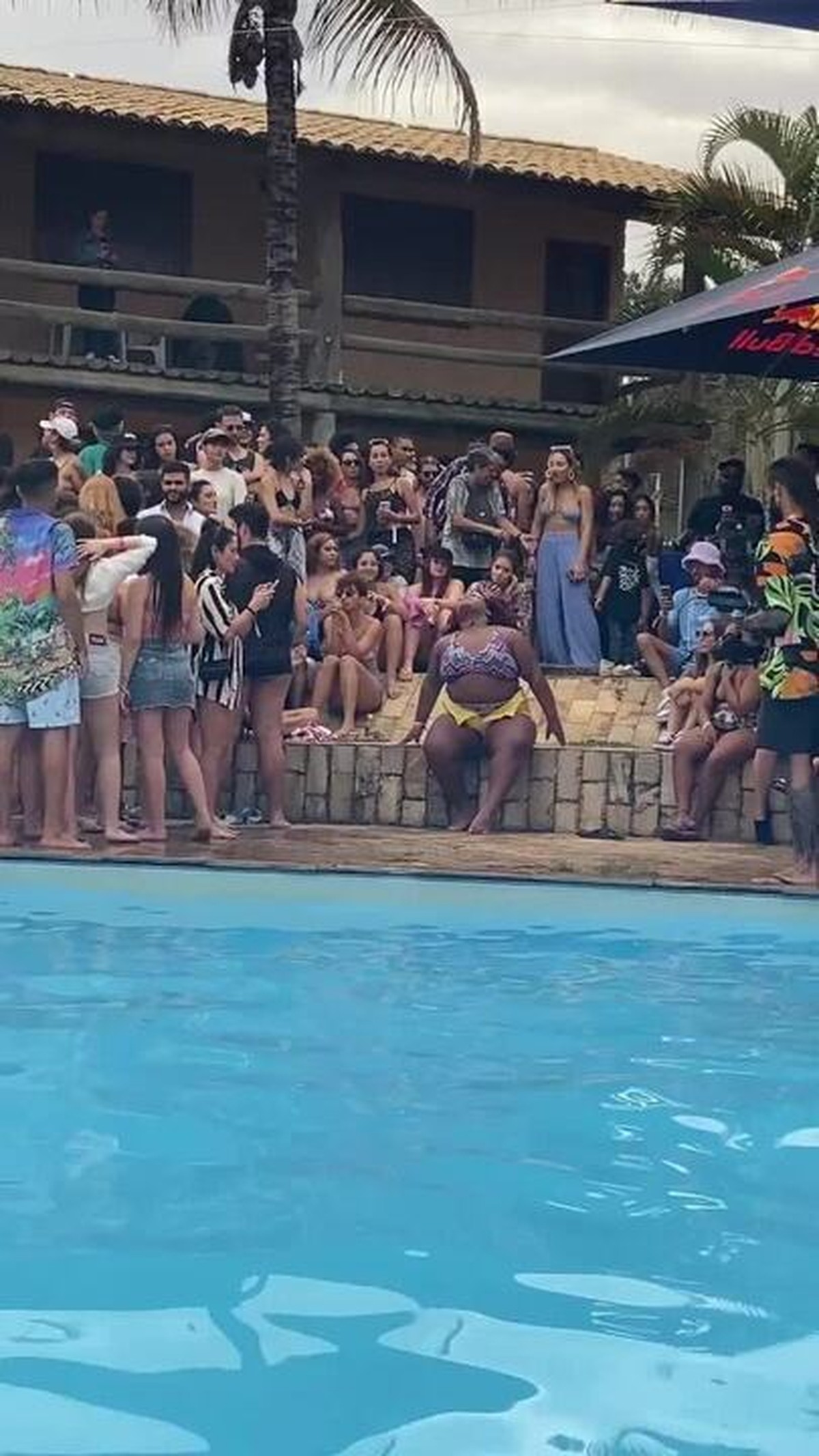 Marconne Silva viralizou com sarrada em poolparty