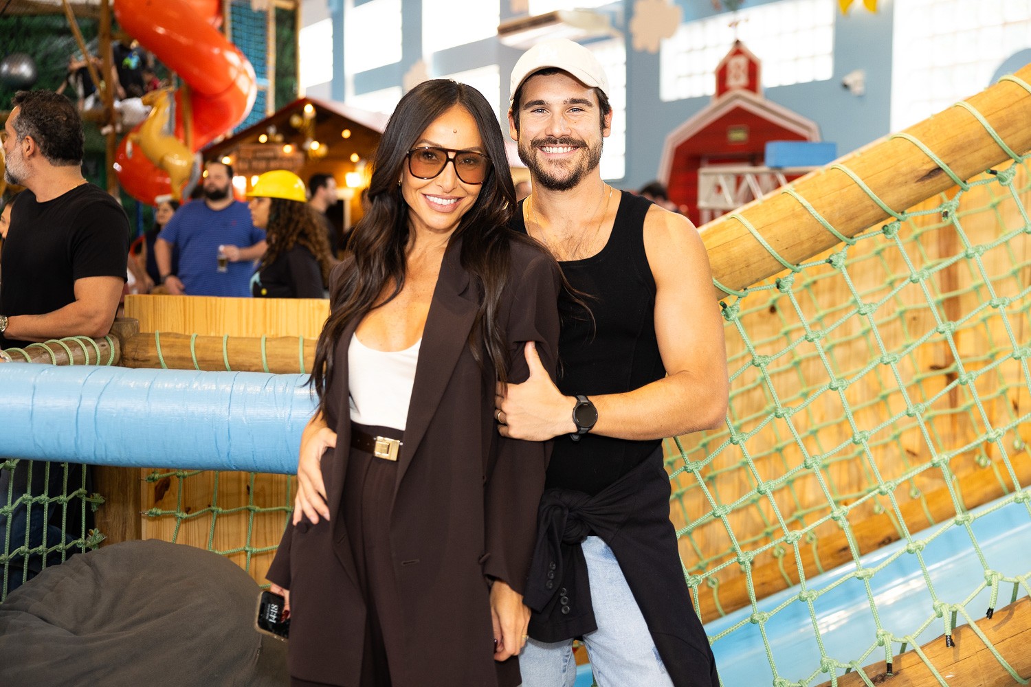 Sabrina Sato e Nicolas Prattes curtem aniversário do sobrinho dela