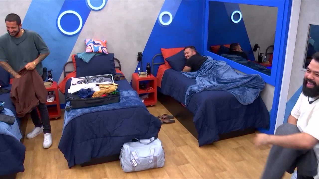 Participantes acordam Janício no dormitório: 'O cara ficou bravo'