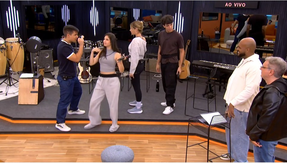 Participantes do Estrelas da Casa ensaiam músicas no Estúdio Musical