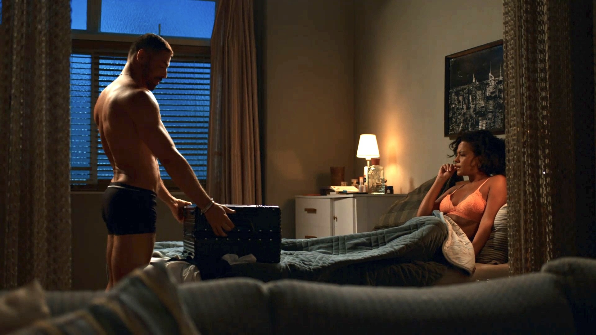 Vale Tudo: César e Maria de Fátima abrem mala roubada