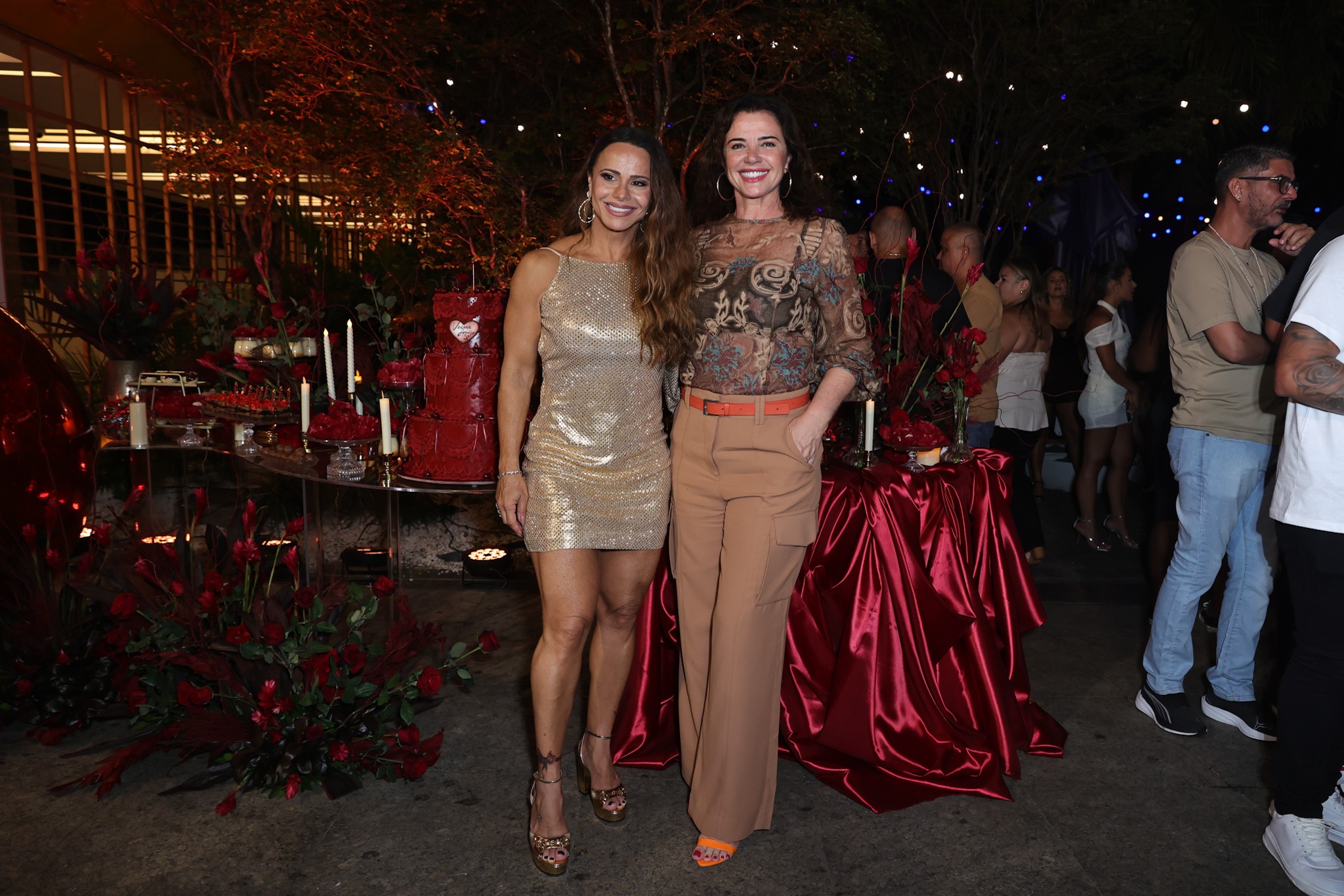 Viviane Araujo recebe Luma de Oliveira, amigos e a família em festão de 51 anos; fotos