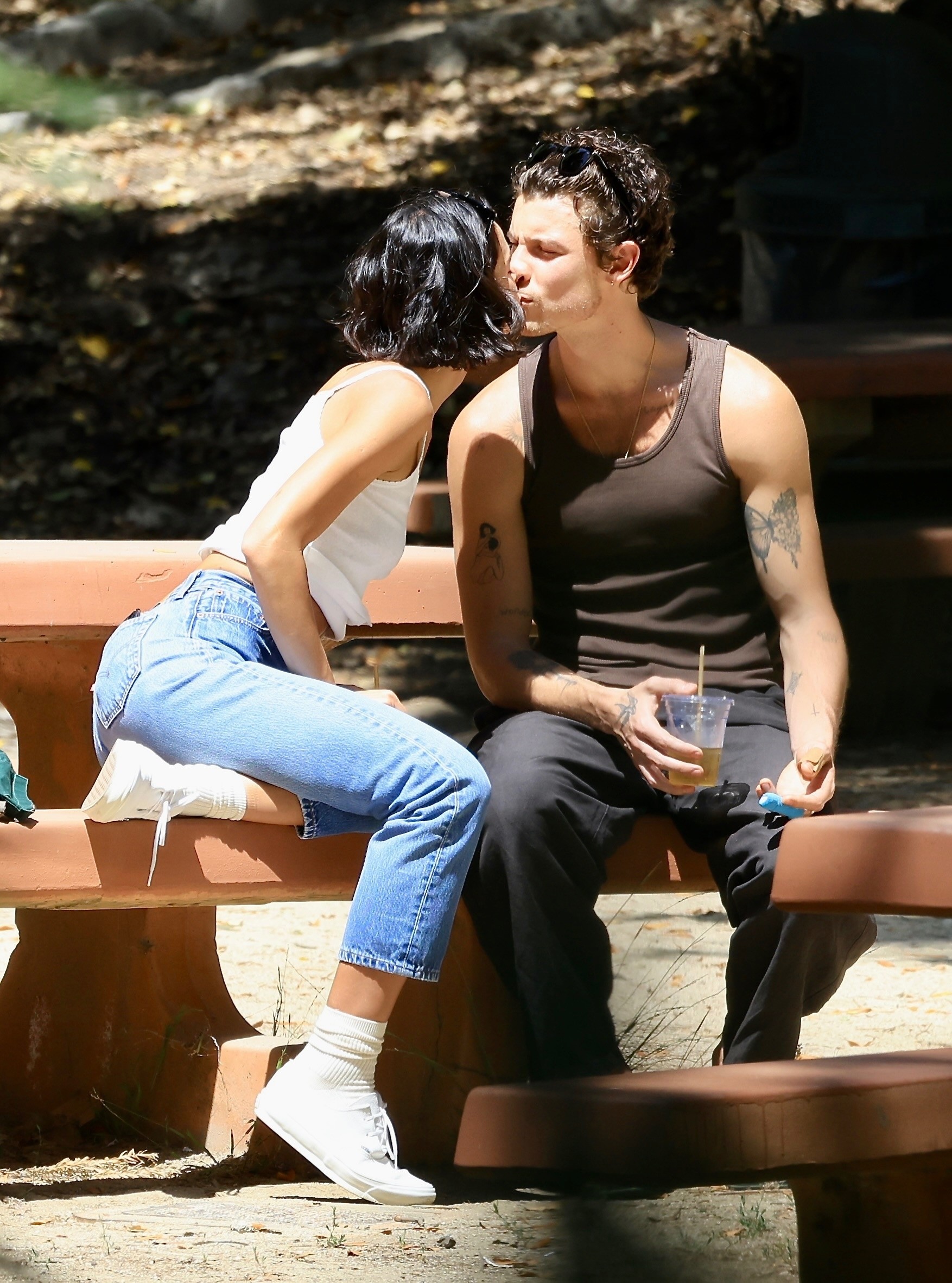Com o dedo enfaixado, Shawn Mendes e Bruna Marquezine trocam beijos em parque