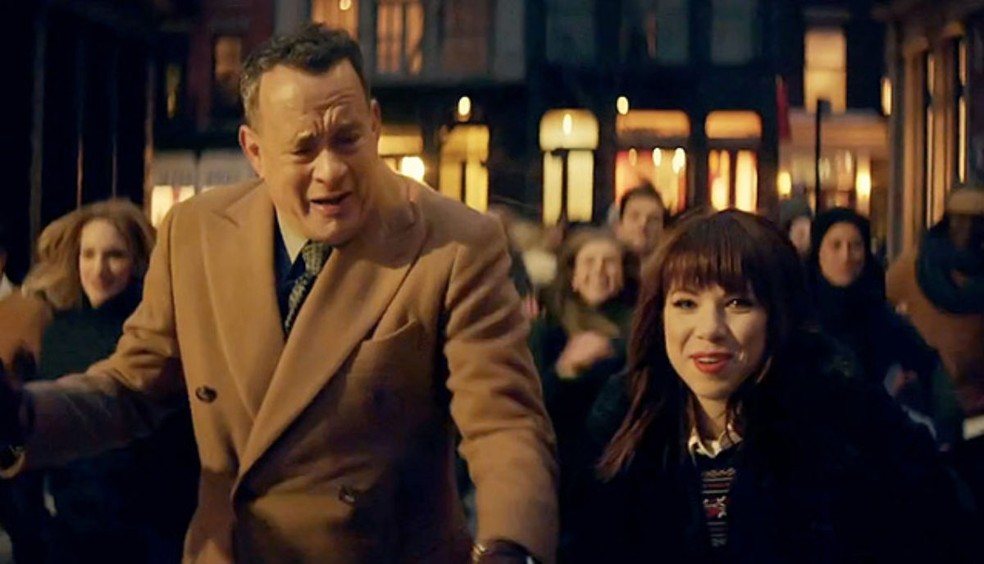 Carly Rae Jepsen com Tom Hanks no clipe de "I Really Like You" — Foto: Reprodução/YouTube