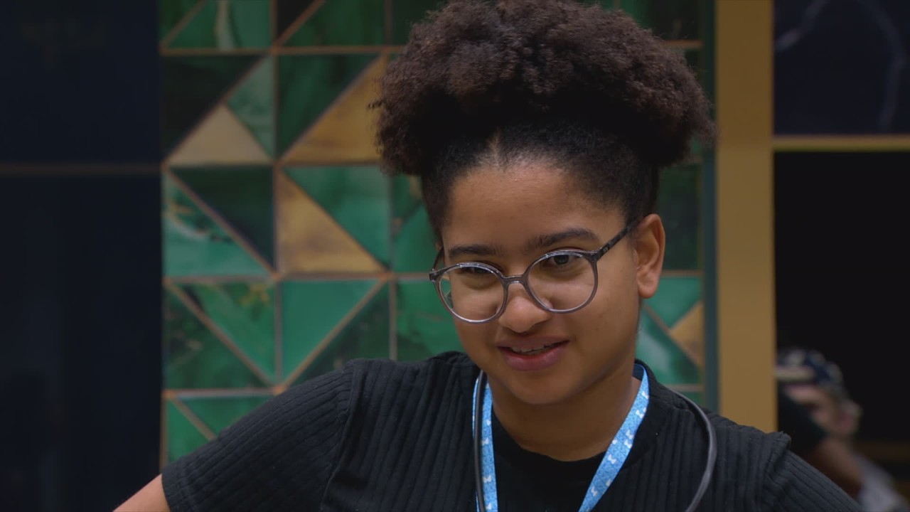 Milena reage a comentários dos brothers sobre sua mãe após contato físico: 'Ela é linda'