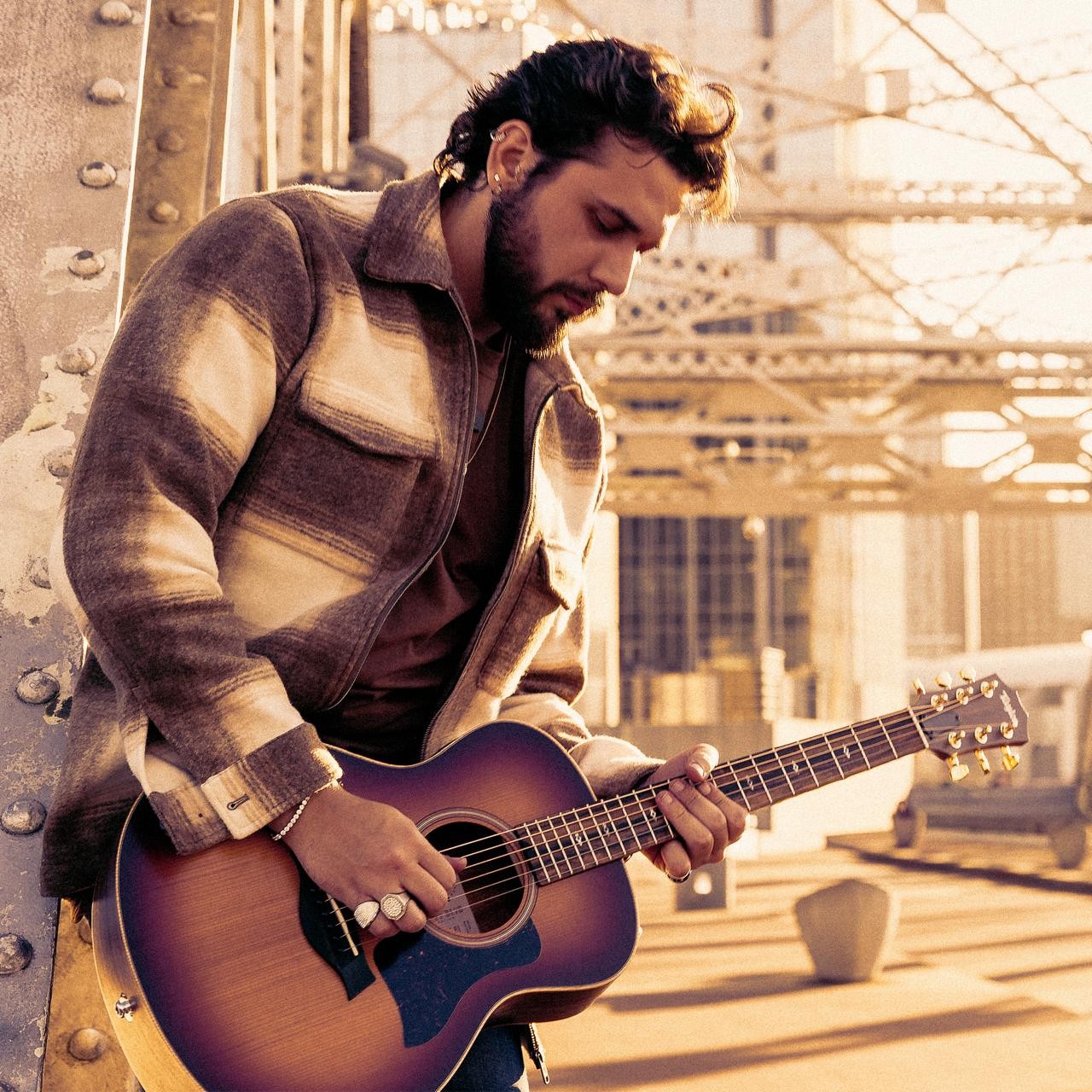 Lançando a carreira internacional, Gustavo Mioto será atração do São João da Thay 2026