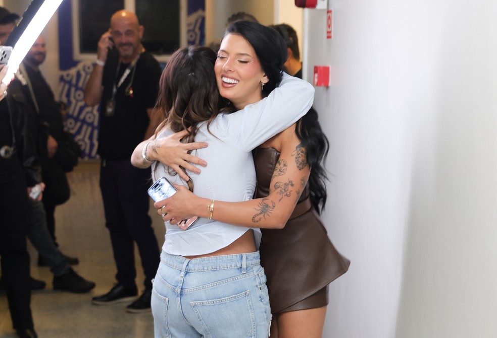 Ana Castela abraça Simone Mendes — Foto: : Lucas Ramos / Brazil News