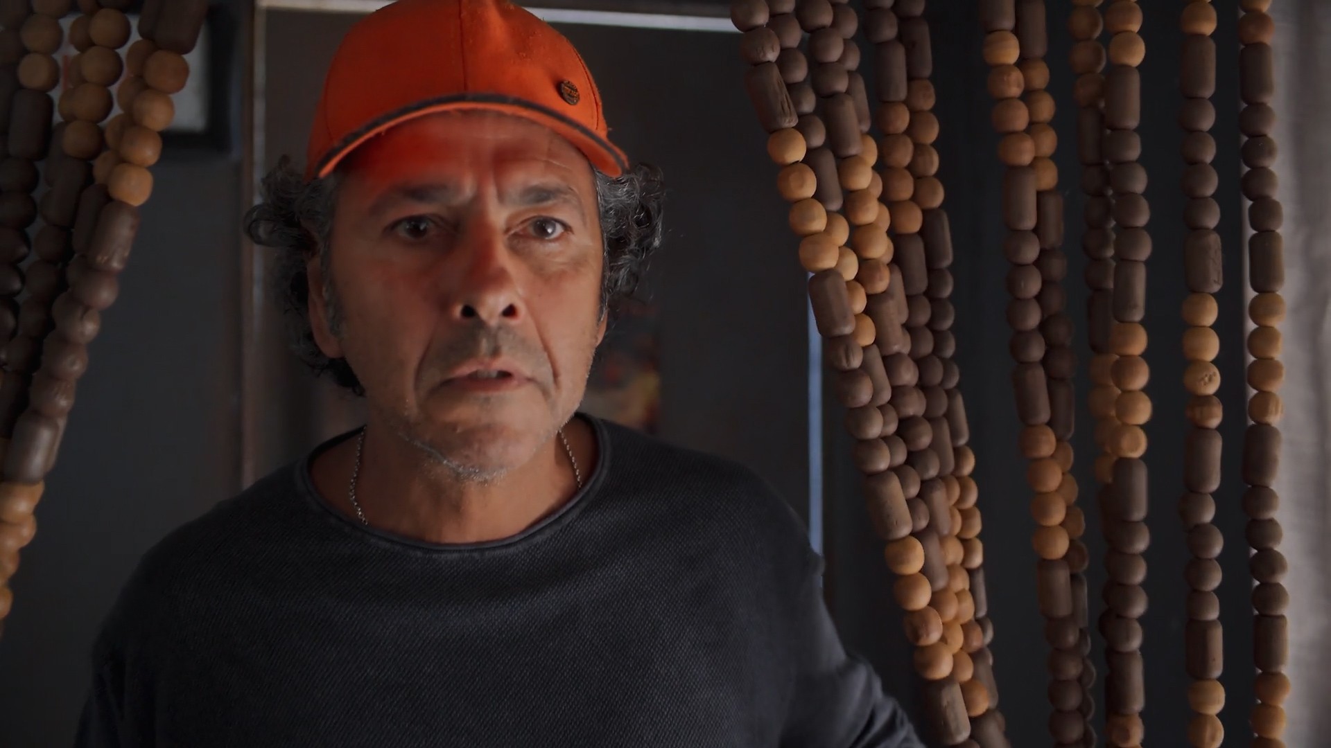 Três Graças: Joaquim descobre o dinheiro dentro das Três Graças, mas guarda segredo