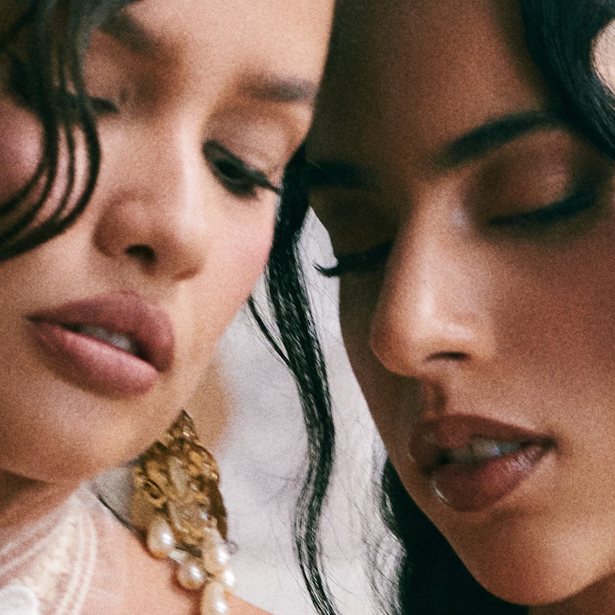 Juliette e Marina Sena protagonizam cenas sensuais no clipe de 'Quase 