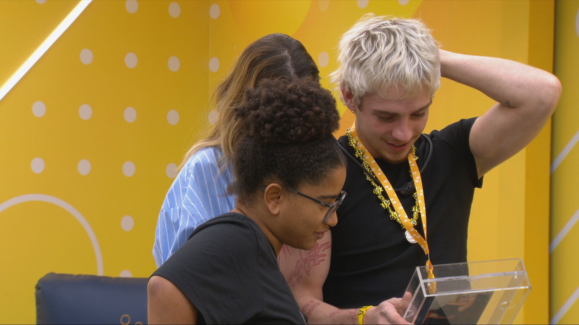 Juliano Floss inaugura Quarto do Líder e se emociona ao ver fotos: 'Queria parar de chorar, mas não consigo'