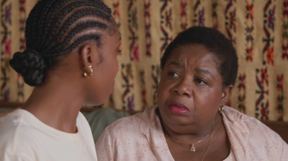 Taís, então, contará tudo para a mãe e dirá que não sabia sobre o fato de Átila ser casado — Foto: Reprodução/TV Globo