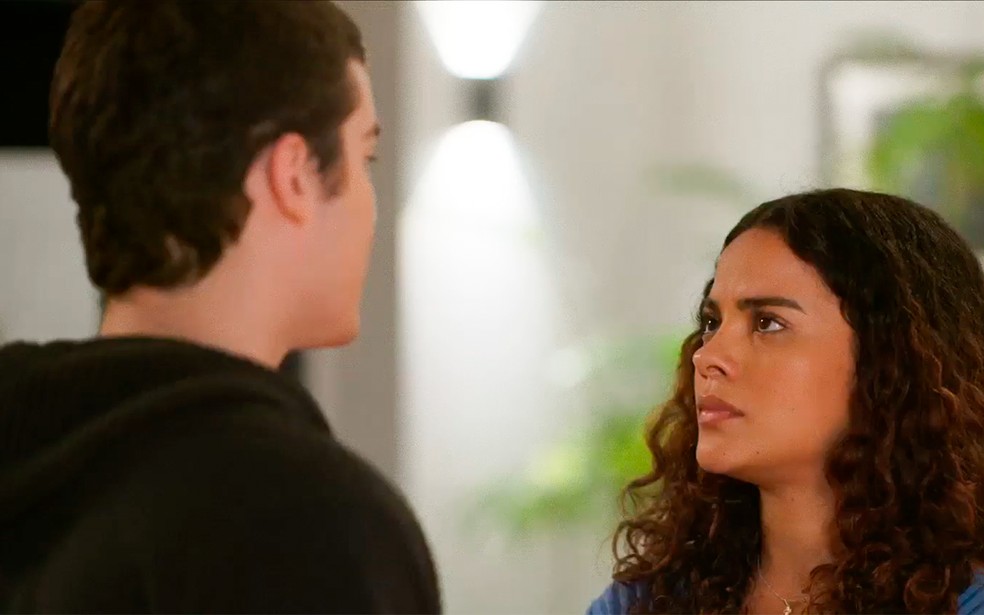 Rafa e Jenifer se unem contra Theo em Vai na Fé — Foto: Globo