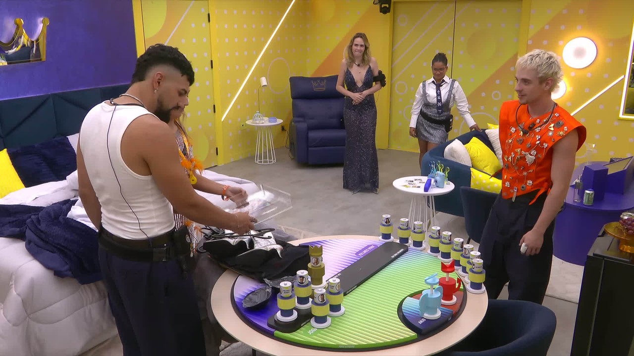 Dilsinho faz tour pela casa do BBB 26 e brinca: 'Vou apertar o botão'