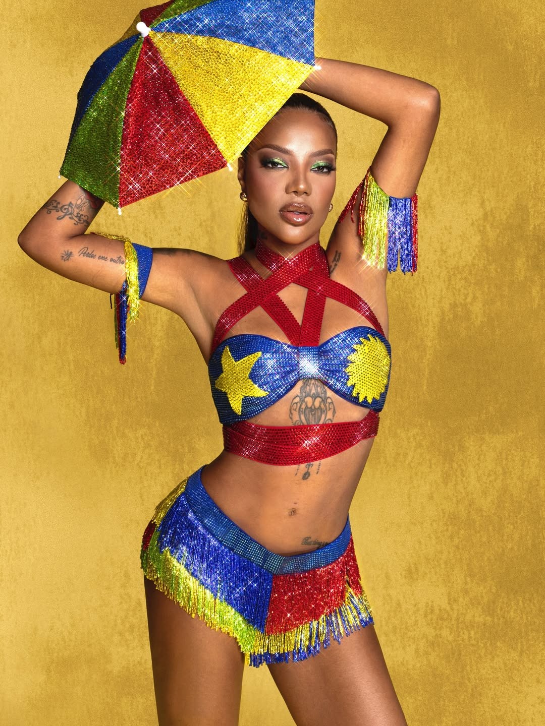 Ludmilla homenageia o frevo em look para show no Recife
