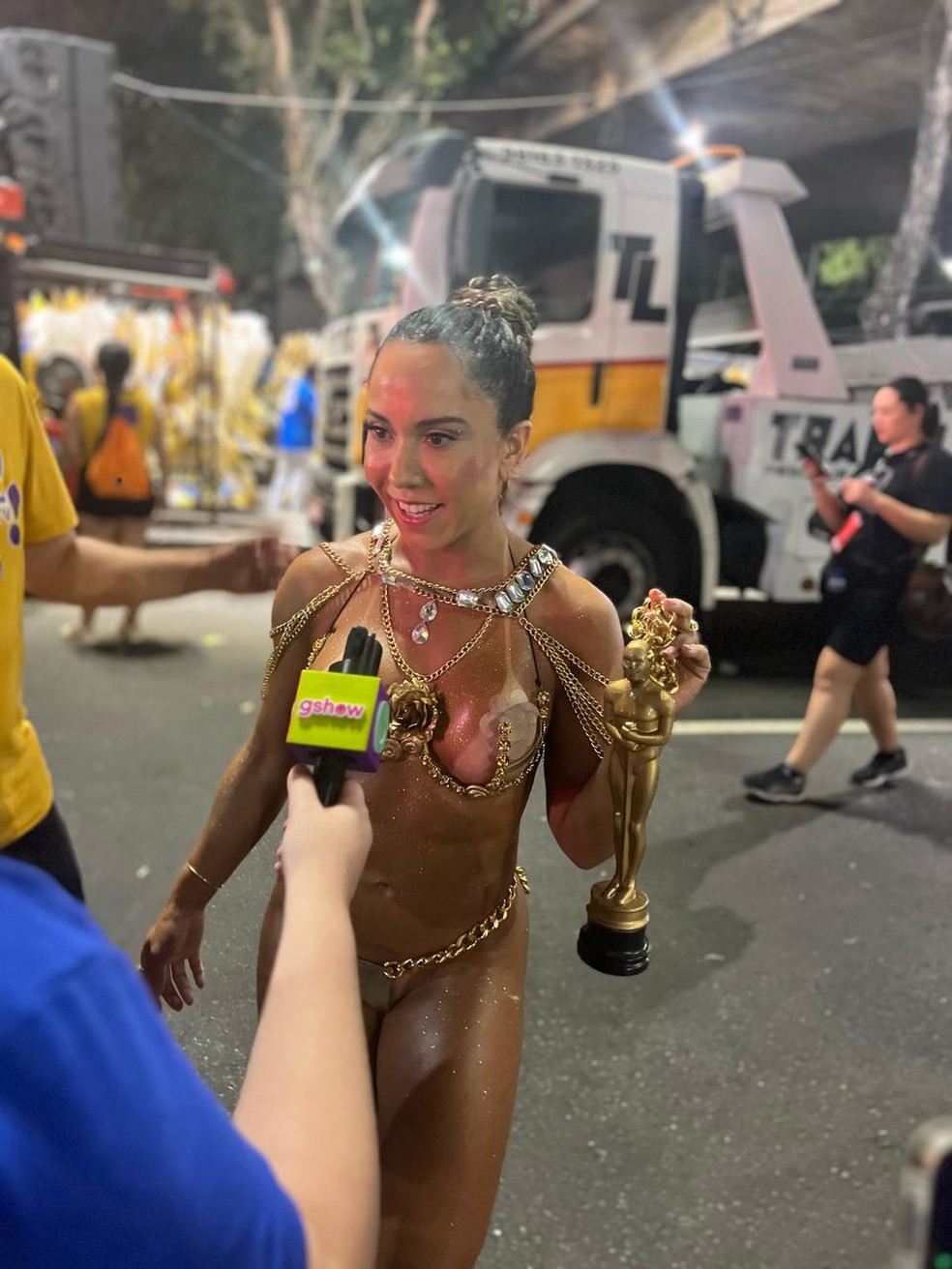 Mulher Melão se fantasia de Oscar após vitória de Ainda Estou Aqui na premiação — Foto: Juliana Pinna/gshow