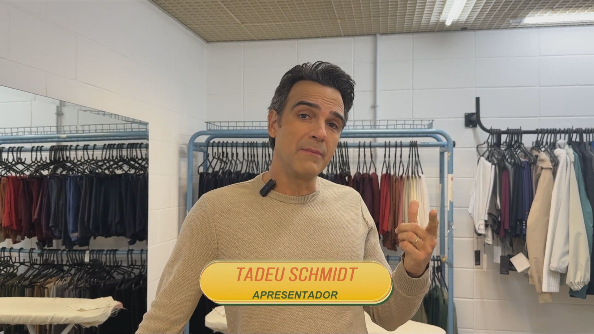 Conheça a rotina de Tadeu Schmidt nos bastidores do BBB 26