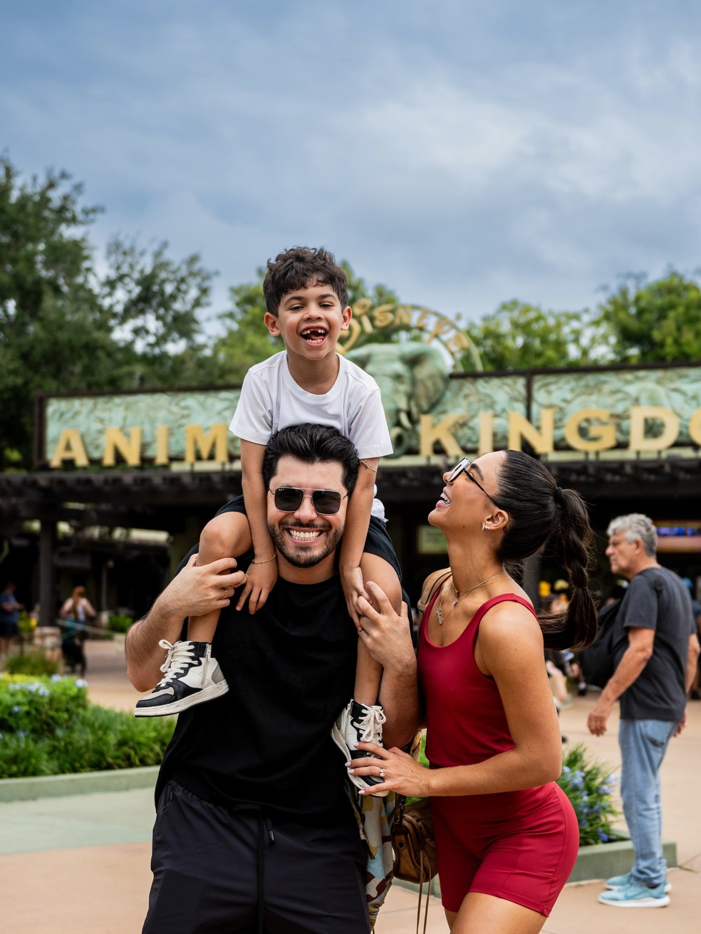 Murilo Huff, o filho Léo e Gabriela Versiani na Disney — Foto: Instagram