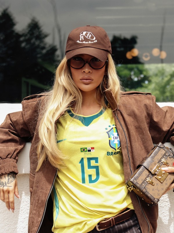 FREITAG F555 CAROLINE マットイエロー Karoline Lima aposta em look para torcer em Brasil x Haiti na Copa