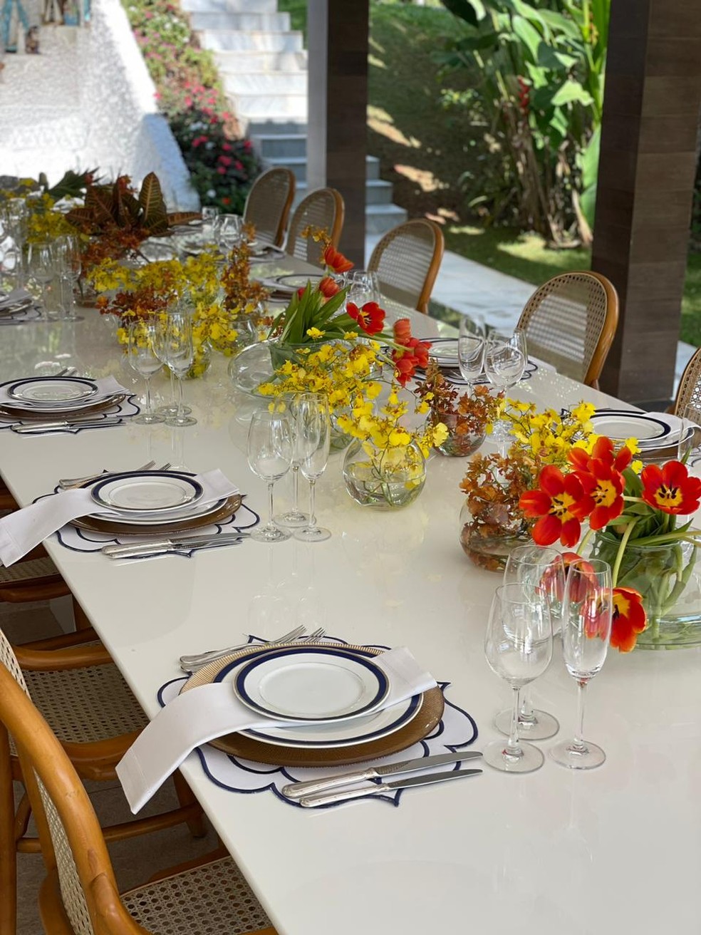 Flores enfeitaram a enorme mesa — Foto: Divulgação