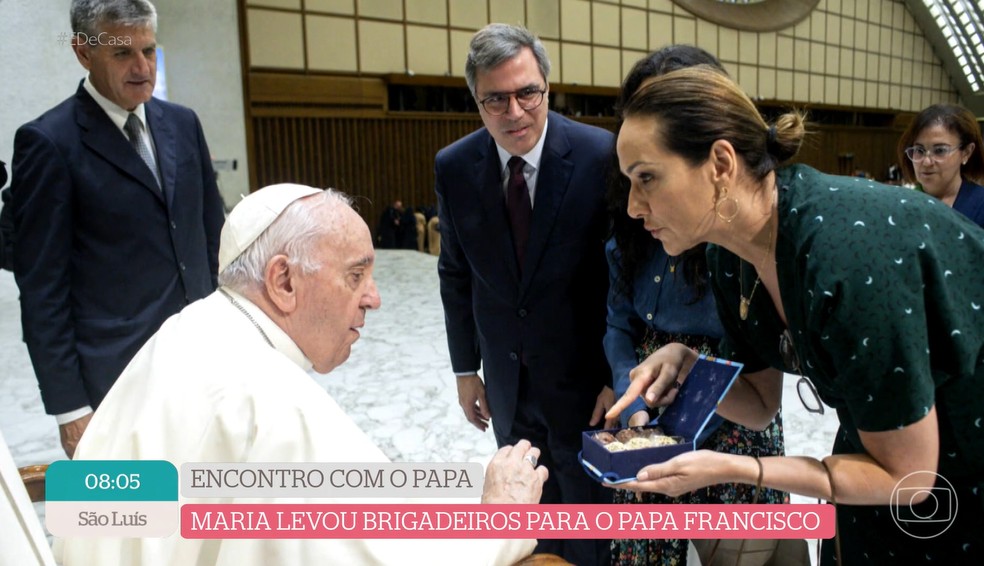 Registro de Maria Beltrão entregando doces ao Papa — Foto: Globo