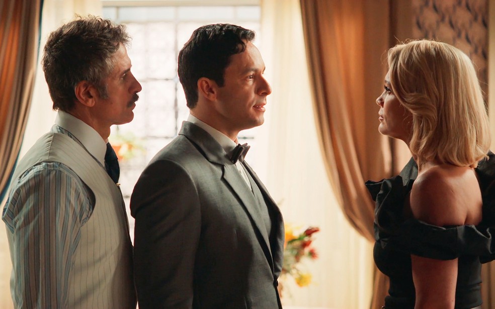 Celso (Rainer Cadete) acusa Sandra (Flávia Alessandra) de ter colocado fogo na fábrica de biscoitos - Êta Mundo Melhor! — Foto: Globo