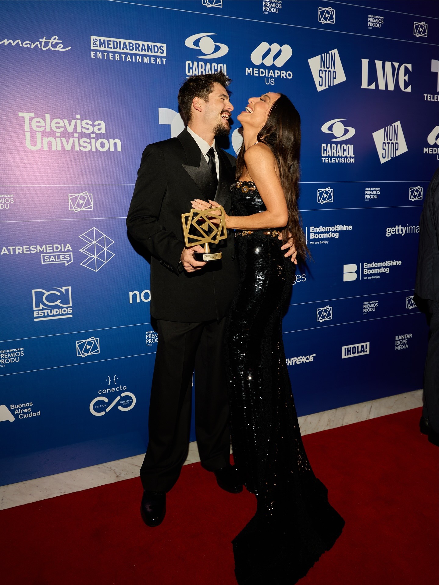 Nicolas Prattes se declara para Sabrina Sato após receber prêmio internacional: 'Parceira de vida'