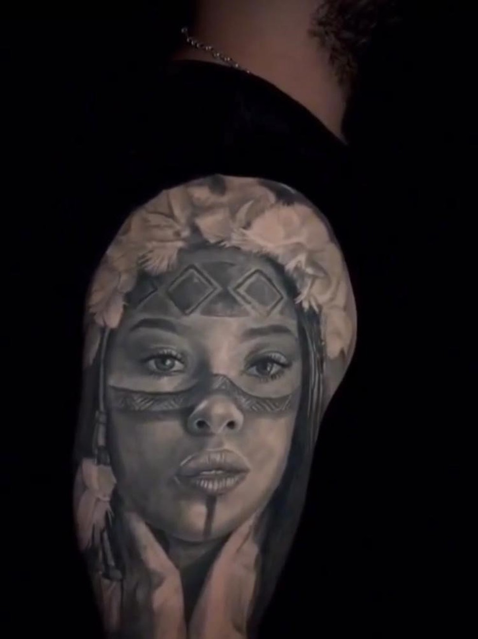 Desenho do rosto de Isabelle feito por tatuador colombiano — Foto: Reprodução/Instagram