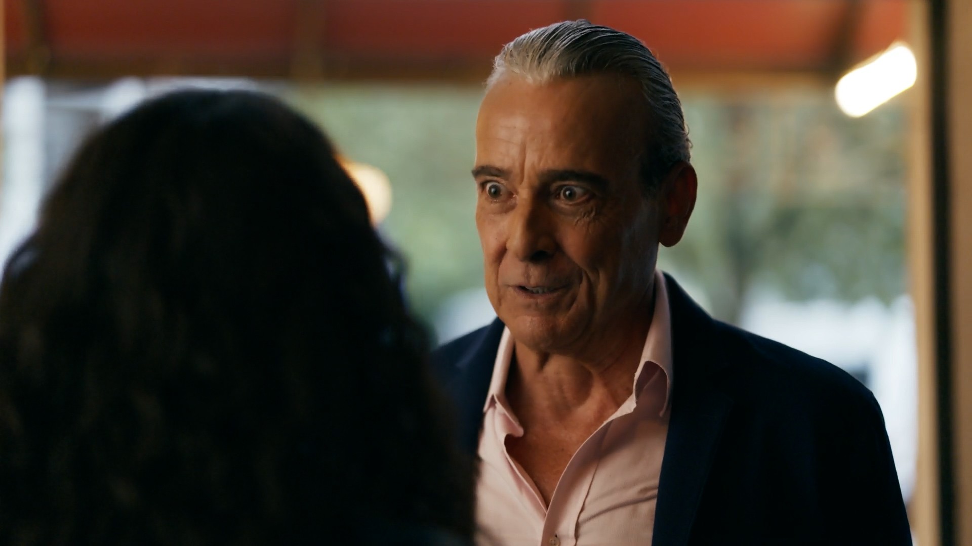 Ulisses se entrega a armadilha de Adriana e decide vender sua parte na joalheria