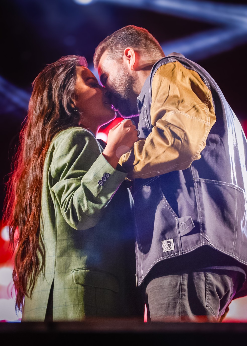 Maraisa beija Fernando Mocó em show — Foto: Brazil News