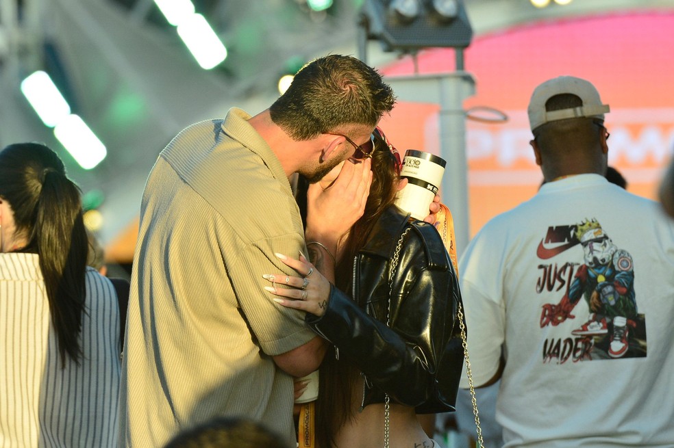 Ex-BBB Nizan troca beijos apaixonados com a DJ Victoria Macan — Foto: Brazil News