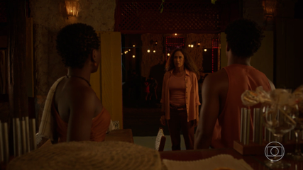 Zefa Leonel sai da igreja atrás de seu Tico Leonel