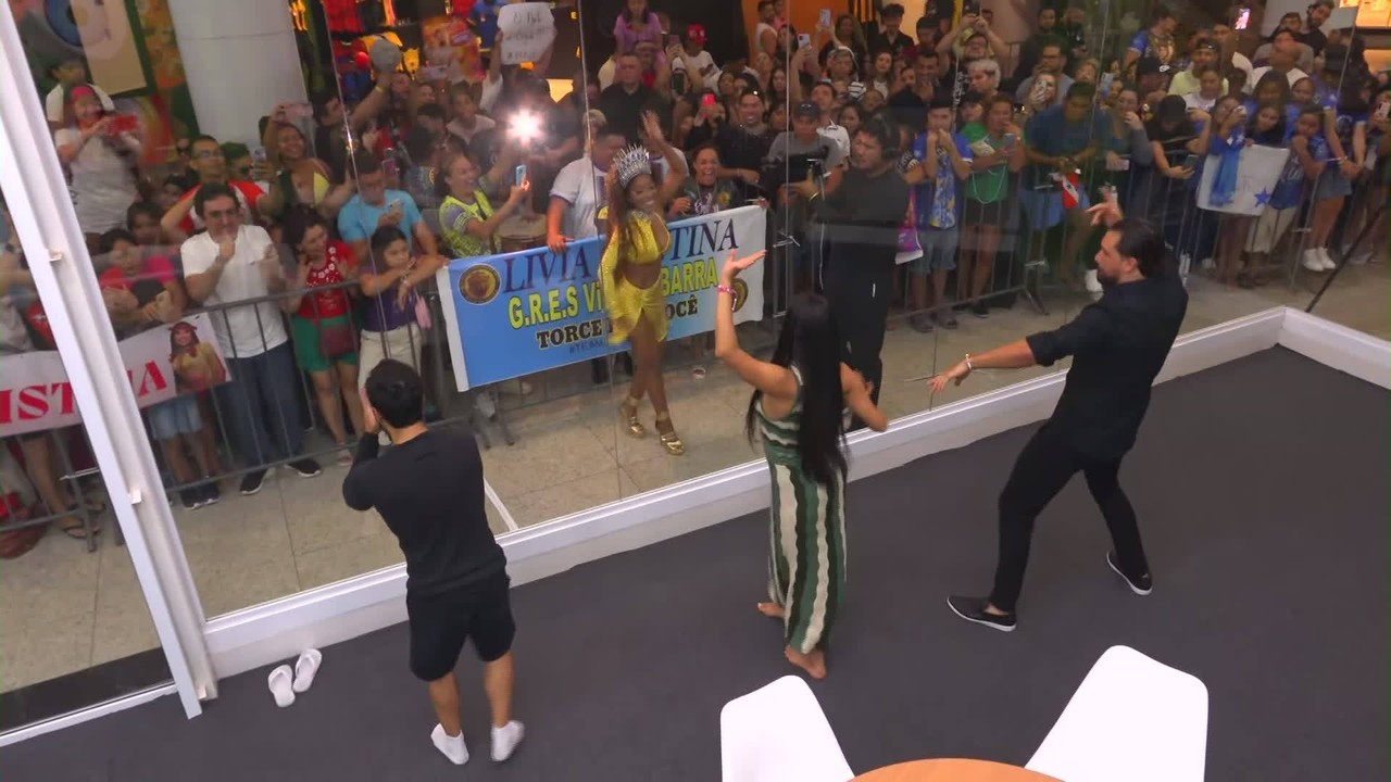 Escola de Samba Vila da Barra visita Casa de Vidro em Manaus e Livia samba com Rainha de Bateria