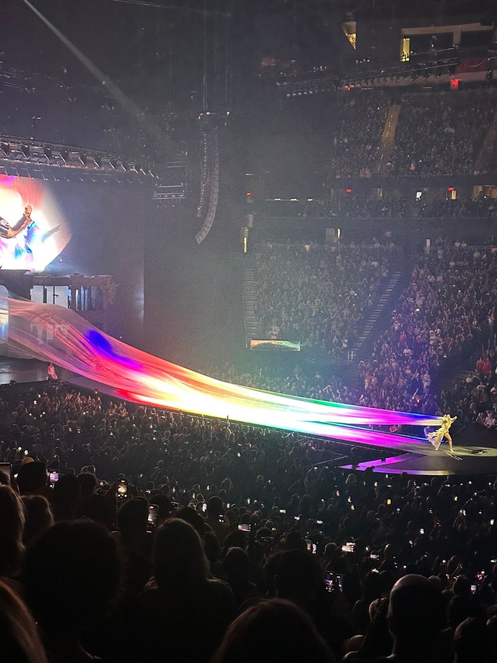 Lady Gaga transformou capa em bandeira do orgulho — Foto: Reprodução: X