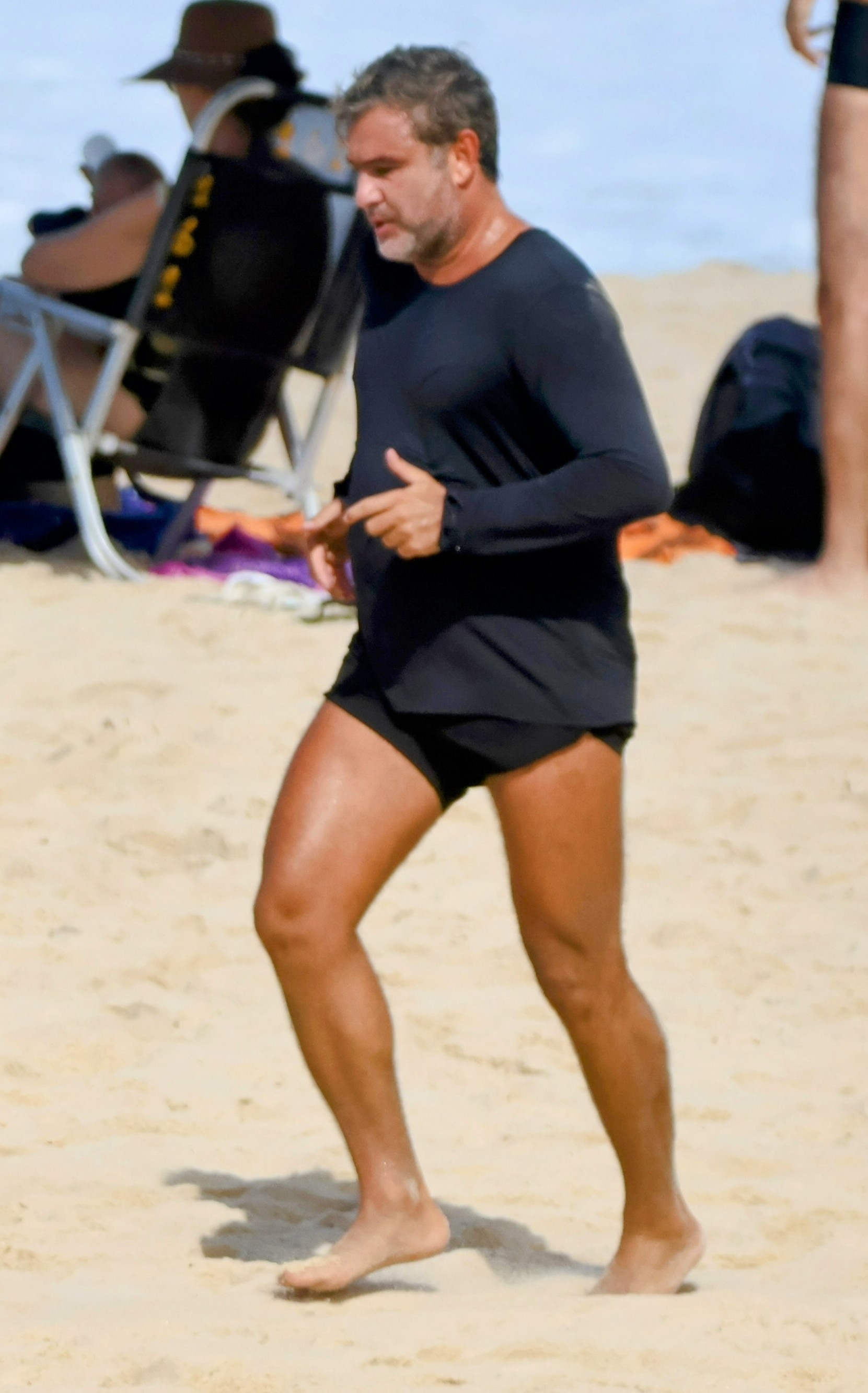 Famosos curtem sábado ensolarado nas praias cariocas