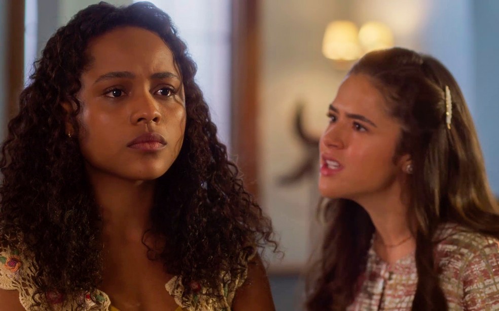 Bia (Maisa) e Beatriz (Duda Santos) discutem na pensão - Garota do Momento — Foto: Globo