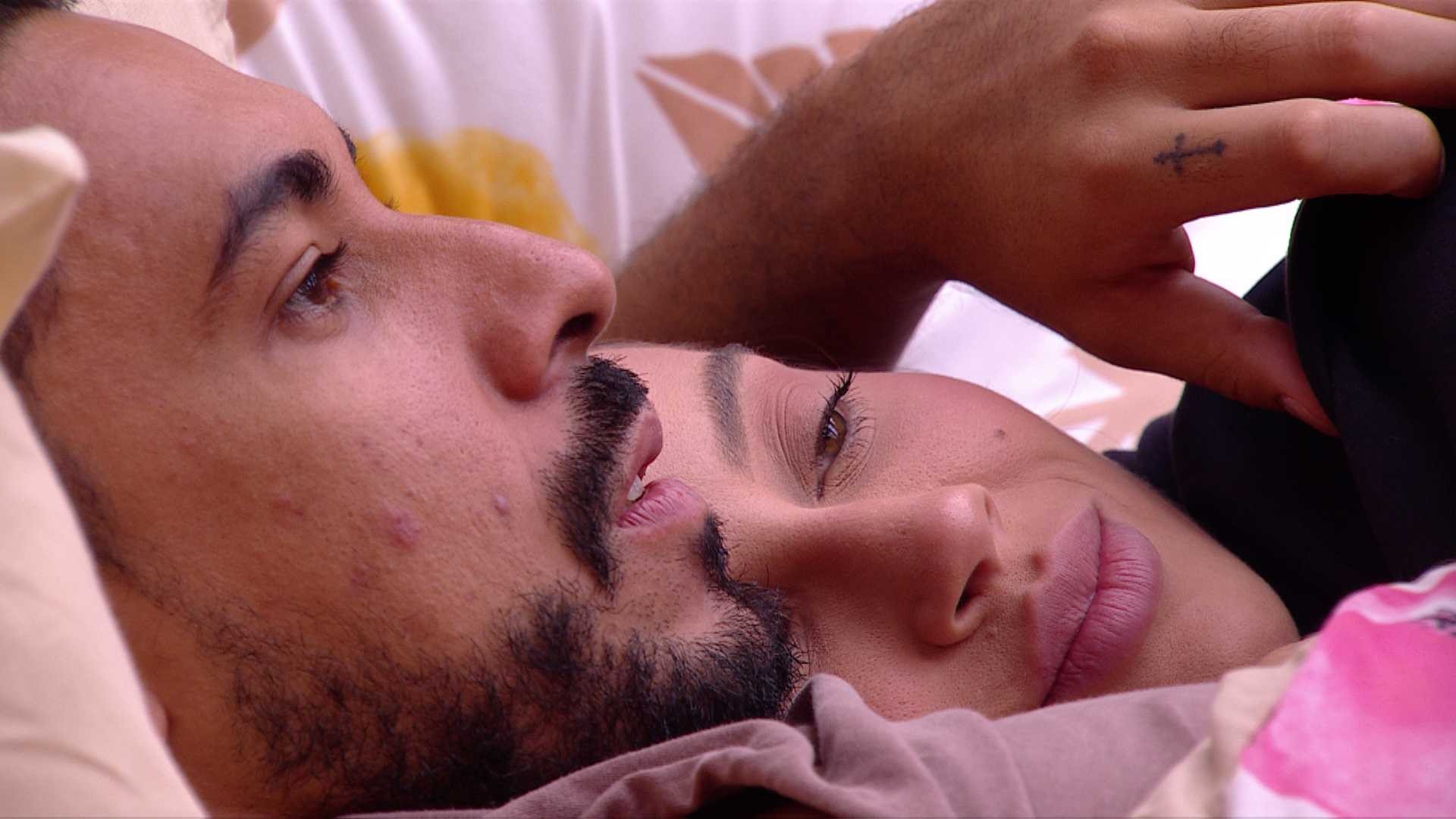 Em momento romântico com Renata, Maike relembra shipp da sister com Vinícius