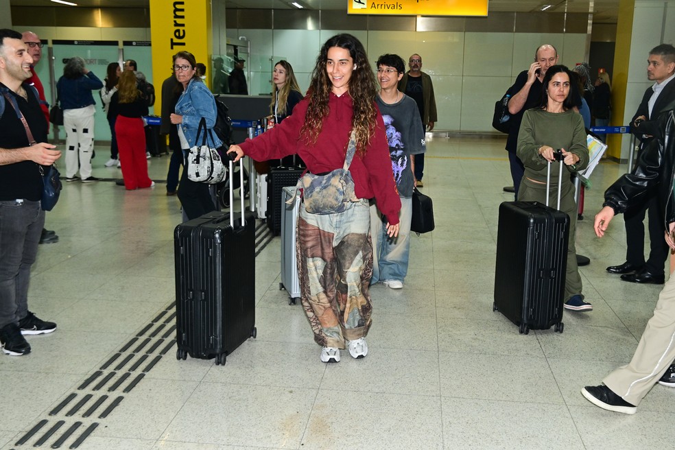 Marina Sena esbanja simpatia ao desembarcar no aeroporto — Foto: AgNews