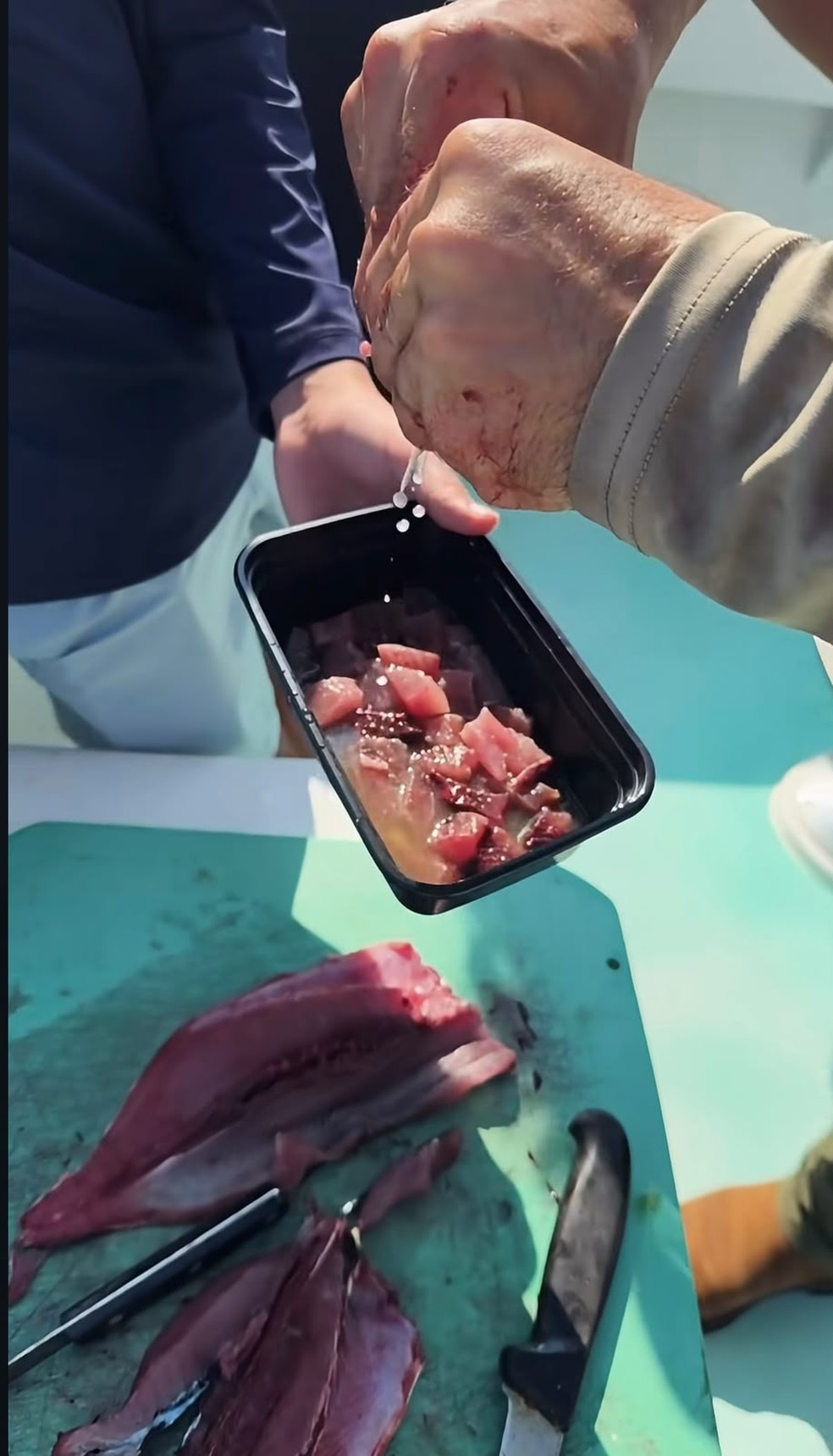 Gusttavo Lima prepara peixe fresco após dia de pesca com os filhos — Foto: Reprodução Instagram @gusttavolima